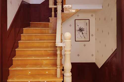 嘉黎中式别墅室内汉白玉石楼梯的定制安装装饰效果